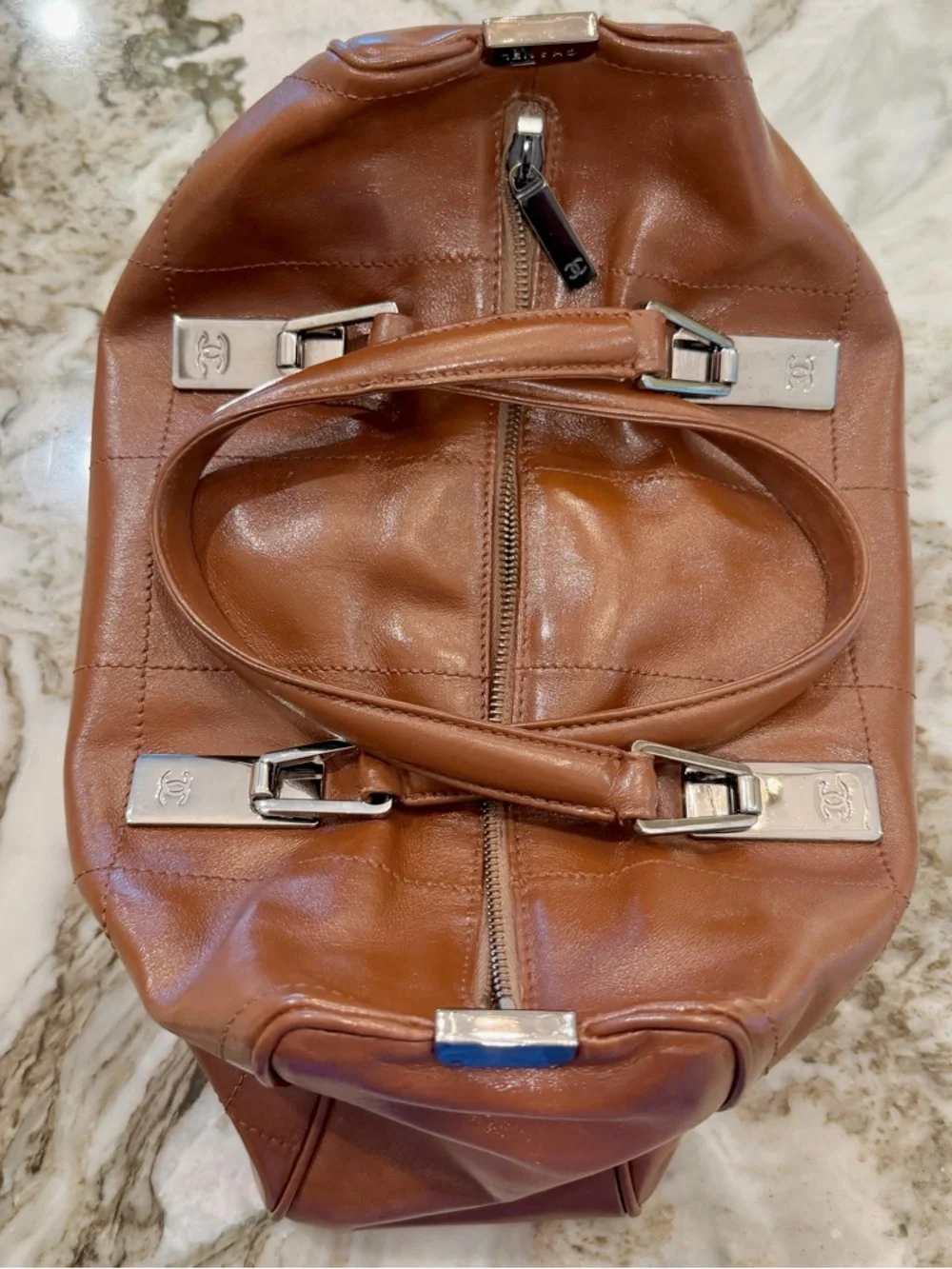 ✨CHANEL Chocolate Bar Brown Quilted Leather Duffel Bag with Silver Hardware - Picture 4 of 17